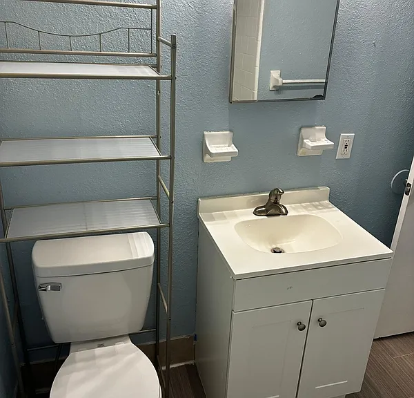 1823 W 6th St #2 — Photo 10