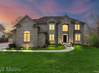 9025 Huron Bluffs Dr, White Lake, MI