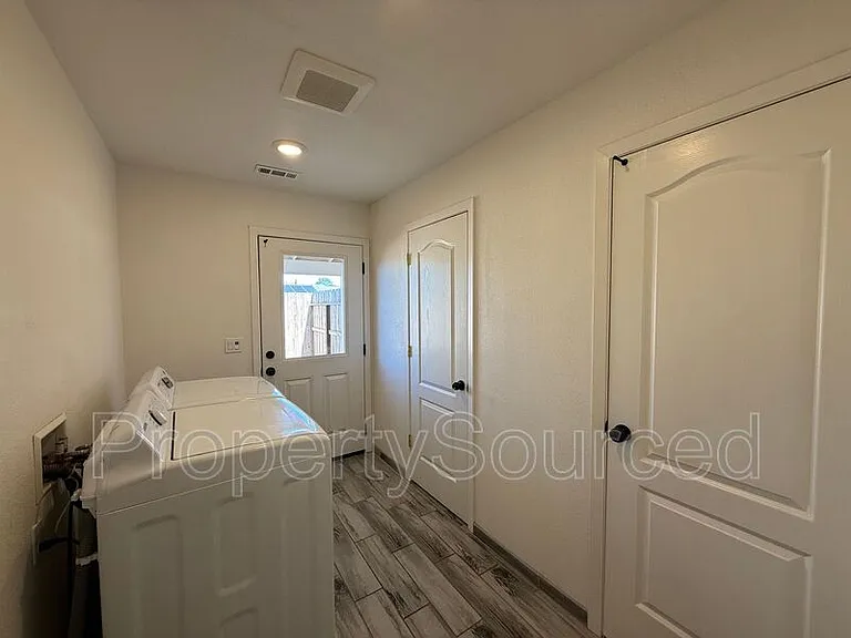 936 W Alameda St #A — Photo 31