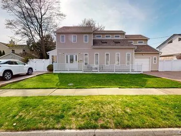 53 Coolidge Avenue, Amity Harbor, NY 11701