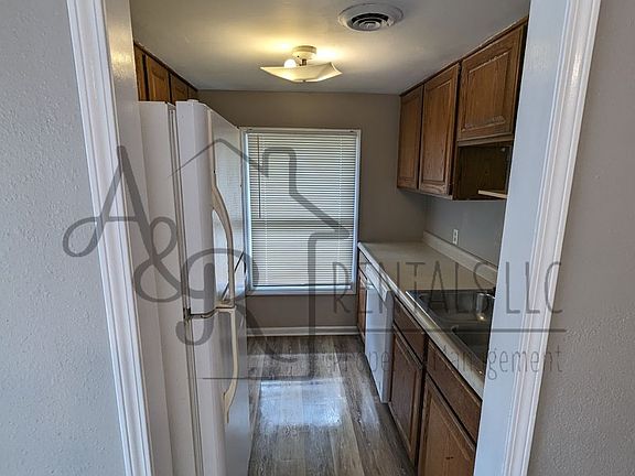 2nd image of 608 N Olive St #14914131