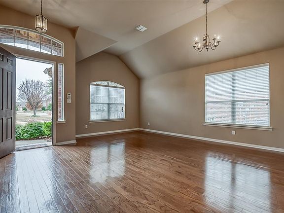 4th image of 2337 Pheasant Dr