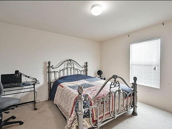 5th image of 833 Crystal Dr