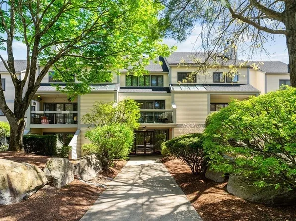 1100 Salem St APT 96, Lynnfield, MA 01940