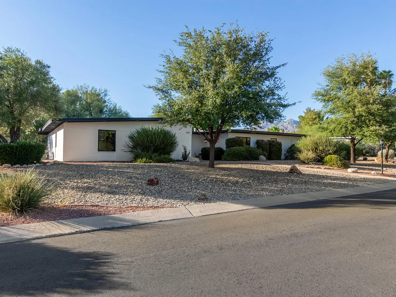 4 bed, 2.5 bath, 2690 sqft, $4,195 — Photo 4