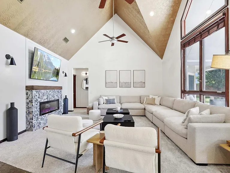 12161 Hill Country Cir — Photo 32