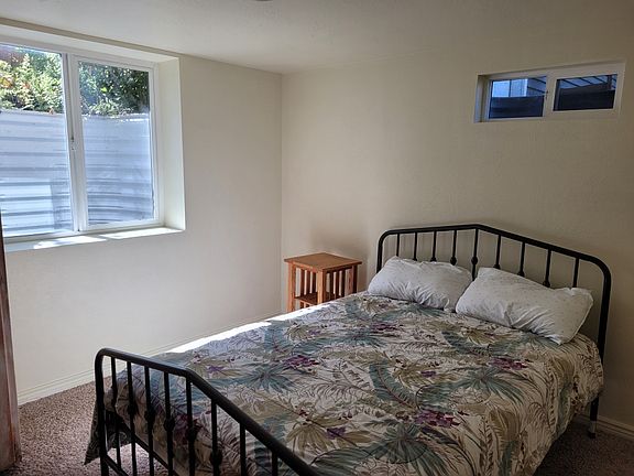 4th image of 827 Woodford St