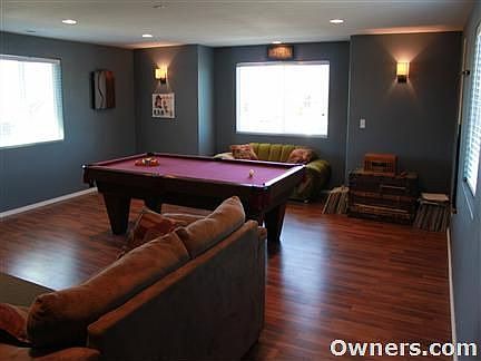 huge bonus room, great for entertaining!