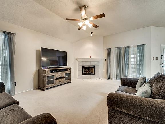 3rd image of 1717 Chapman Dr