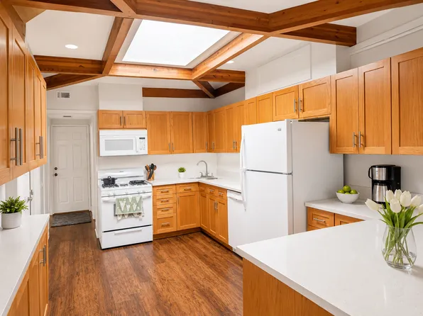 5744 N Milwaukee Ave, Chicago, IL
