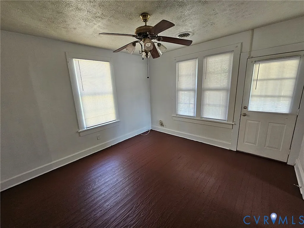 2 bed, 1.0 bath, 884 sqft, $1,300 — Photo 3