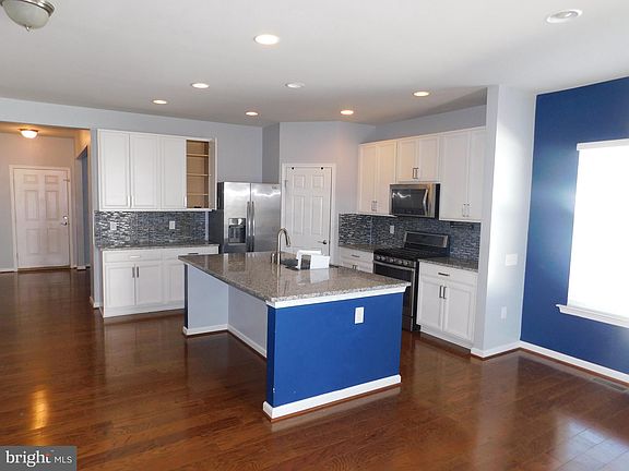 3rd image of 124 Royal Crescent Way