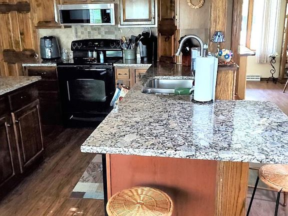 5th image of 443 Meadow Ln