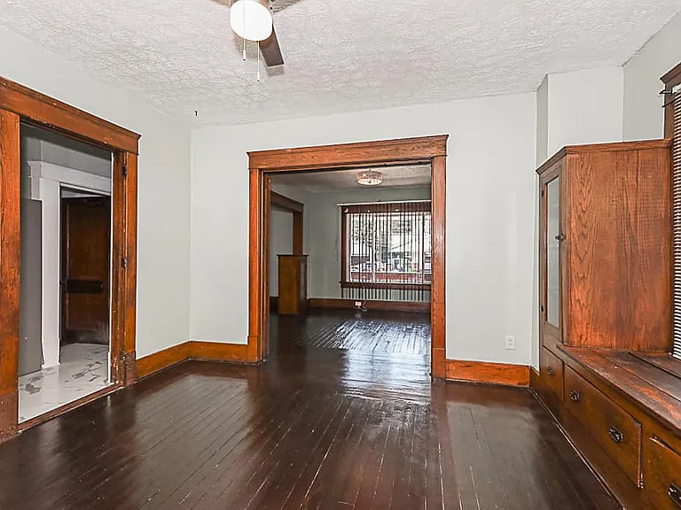 275 E York St — Photo 14