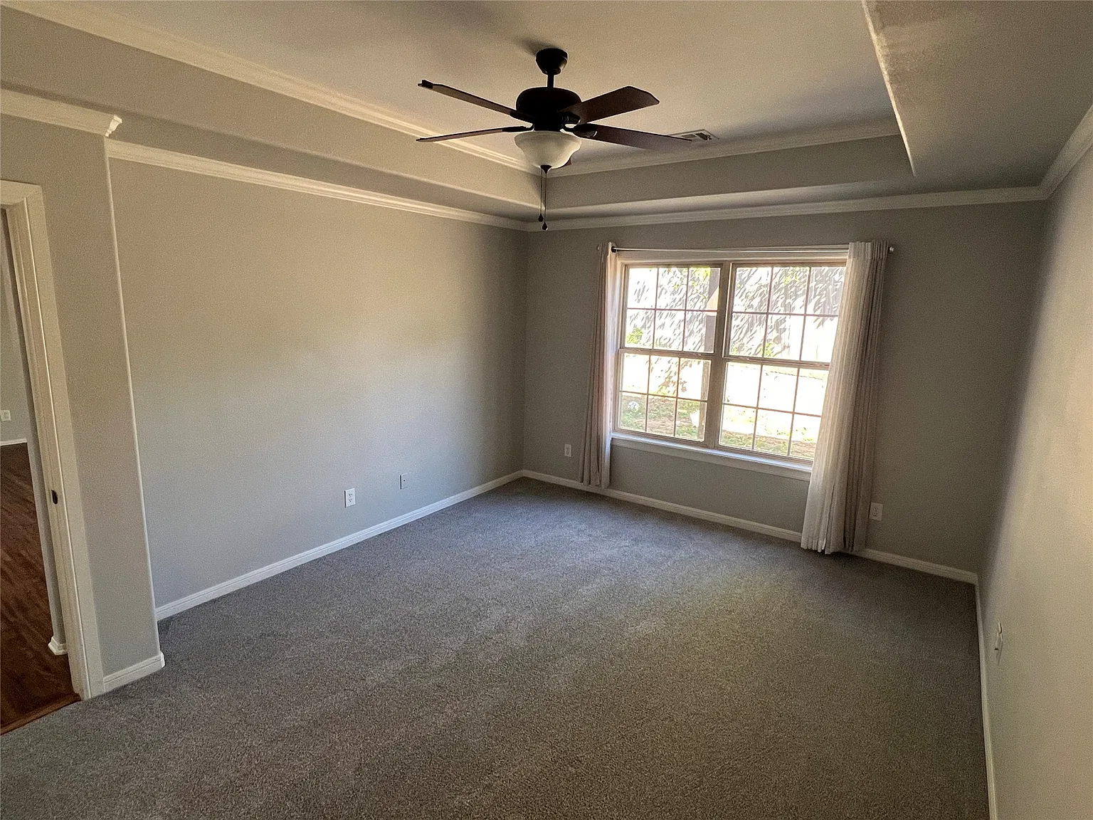 5 bed, 2.5 bath, 2108 sqft, $2,300 — Photo 3