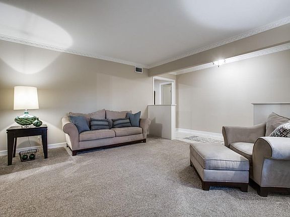 4th image of 3255 Camelot Dr