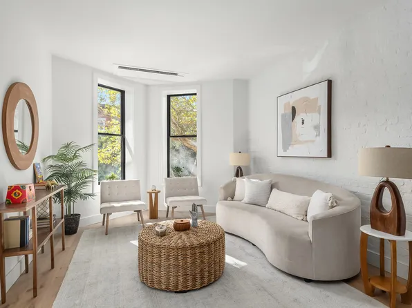 665 De Graw Street image 2 of 10