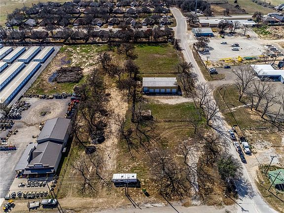 2nd image of 1706 Fort Worth Hwy