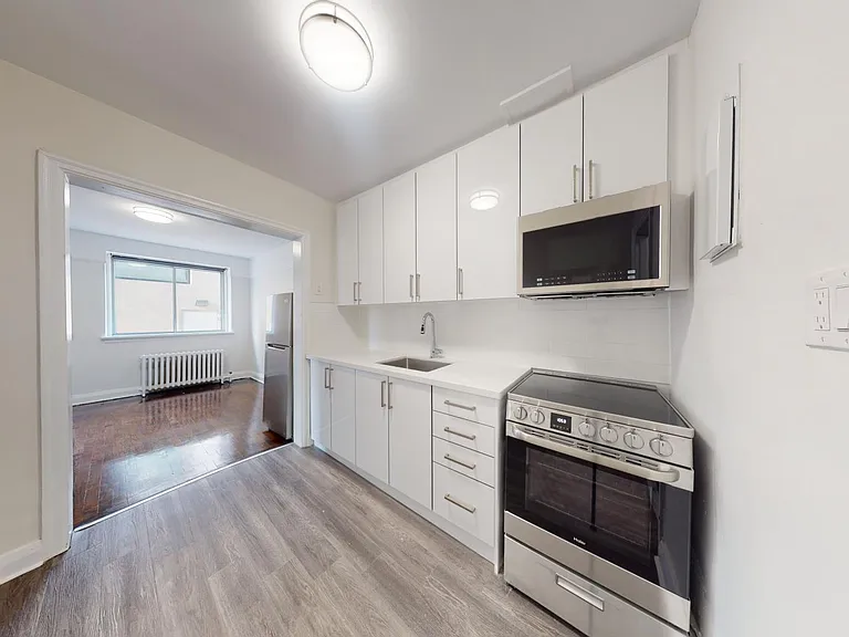 320 Lonsdale Rd — Photo 20