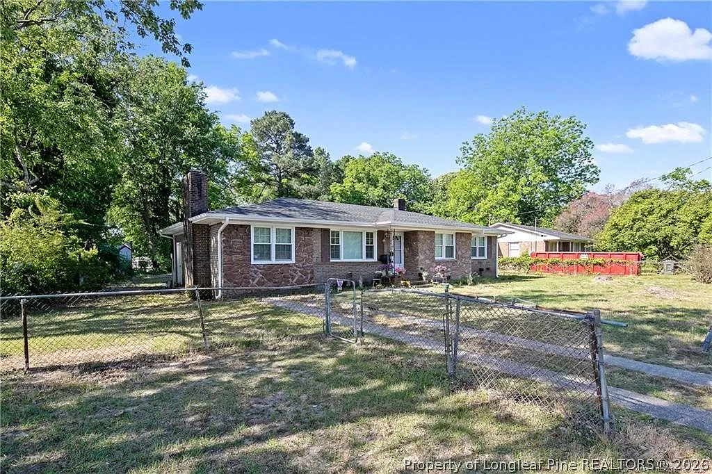 4 bed, 2.0 bath, 1600 sqft, $1,600 — Photo 2