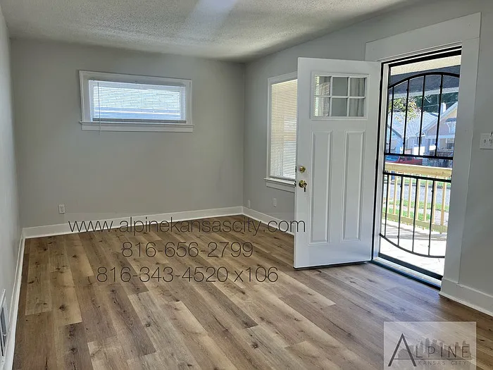 2 bed, 1.0 bath, 1004 sqft, $995 — Photo 3