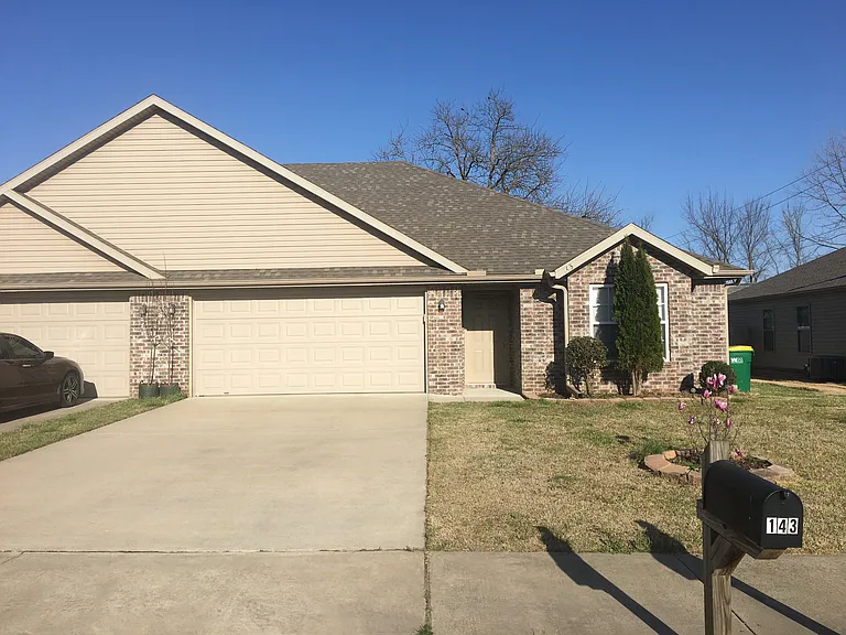 143 Foxglove St — Photo 8