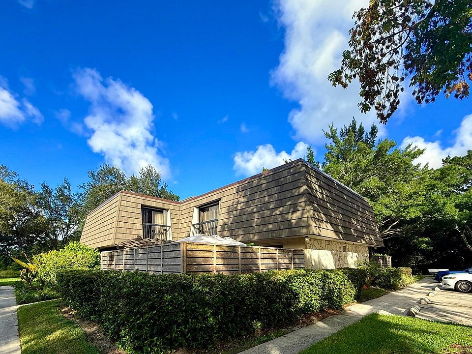 1st image of 903 9TH Terrace