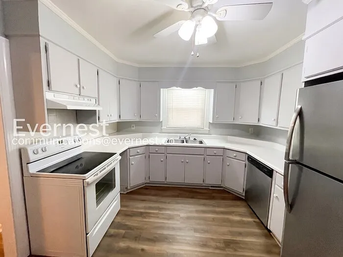 570 Hawkins Dr — Photo 3