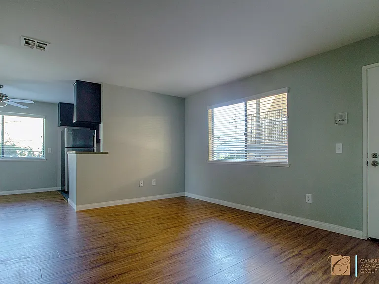 3989 Richmond St — Photo 11