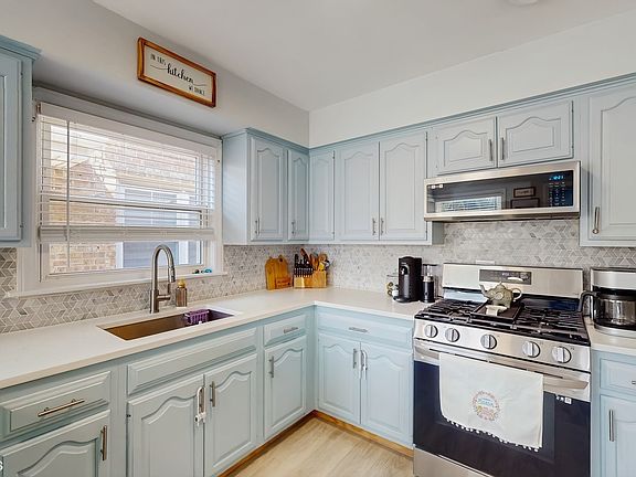 3rd image of 7025 W Cornelia Ave