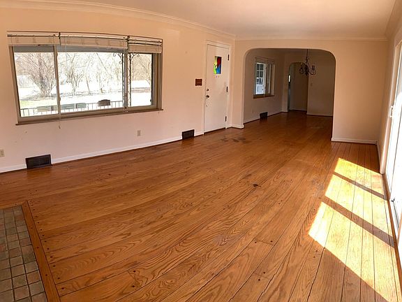 2nd image of 805 Wooster Pike