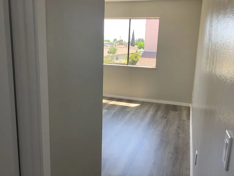 4576 Florence Ave — Photo 25