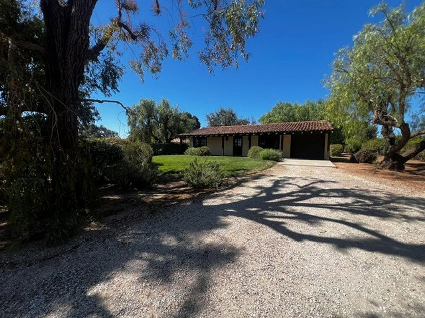 Charming Hacienda-Style Cottage in Private Setting — Photo 2