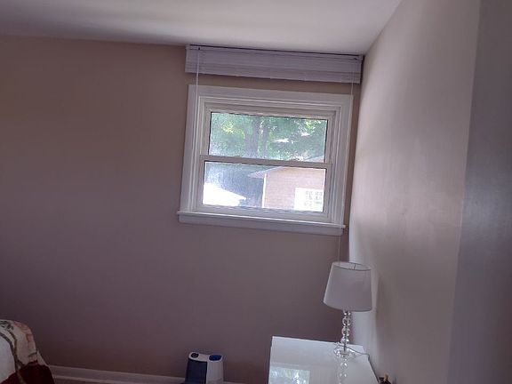5th image of 940 Oxford St W