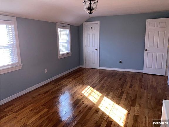 4th image of 80 Carlton Ave