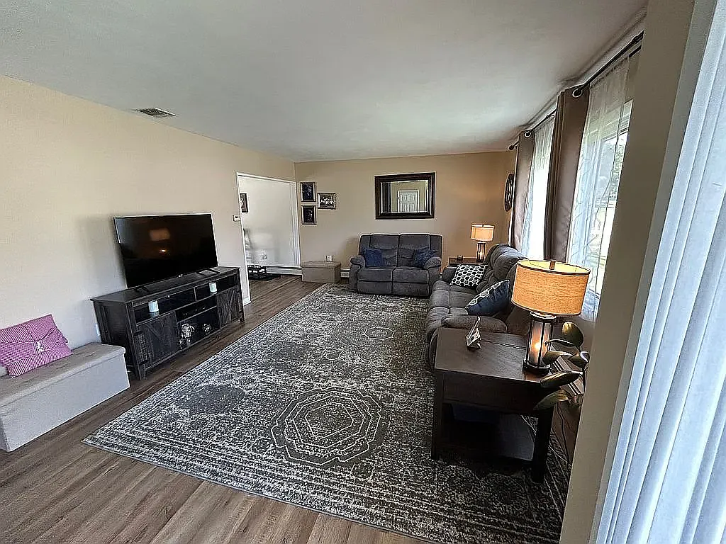 4 bed, 1788 sqft, $3,200 — Photo 4