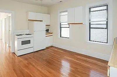 2250 N Southport Ave Photo 1