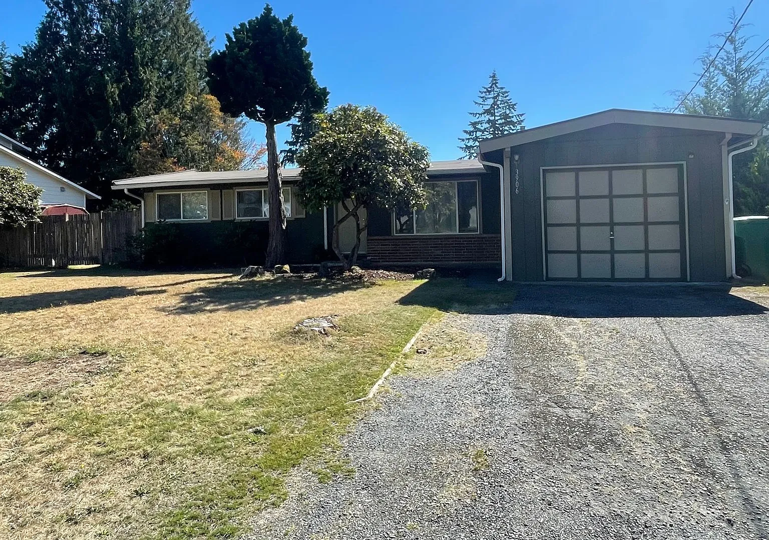 Lynnwood 3 bedroom 1.75 bath home with garage and fenced yard! $2950 per month — Photo 1