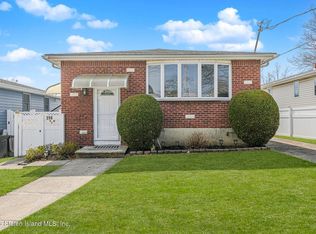 258 Woods Of Arden Rd, Staten Island, NY 10312