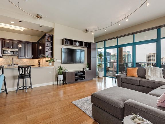 5th image of 340 W Superior St APT 1510