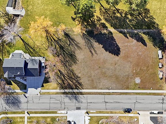 2nd image of 125 Fairway Dr