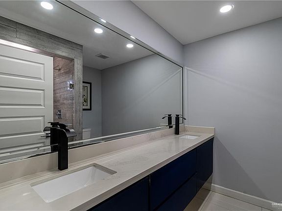 4th image of 300 E 1st St