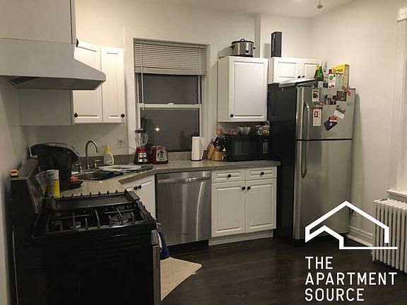 2nd image of 3221 N Leavitt St APT 3