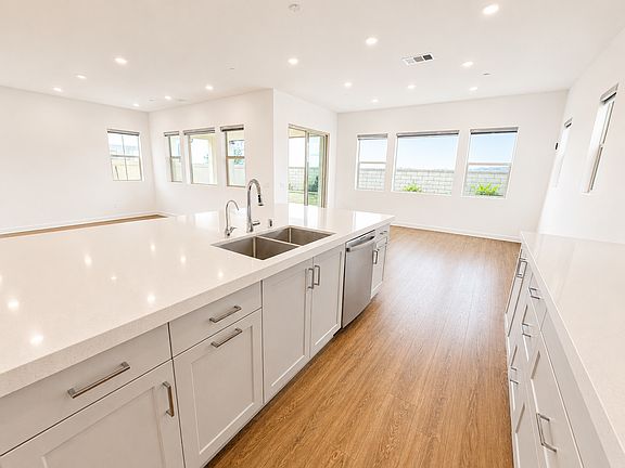 3rd image of 586 Gateway Ln