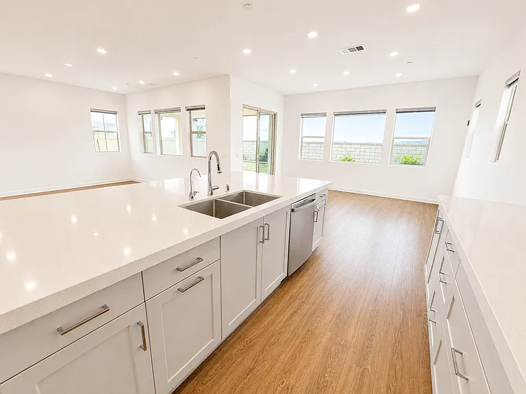 586 Gateway Ln — Photo 3