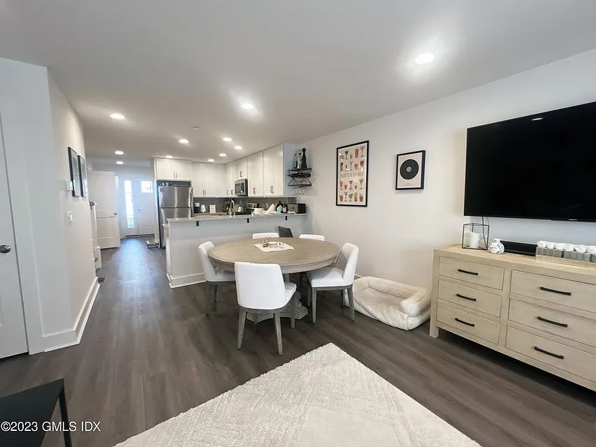 3 bed, 3.5 bath, 1500 sqft, $7,600 — Photo 4