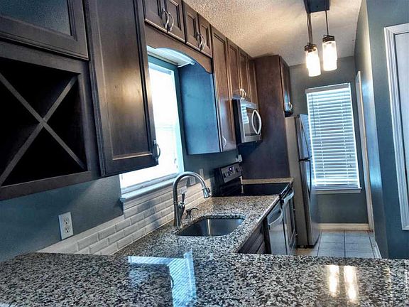 4th image of 330 Loveland Cir