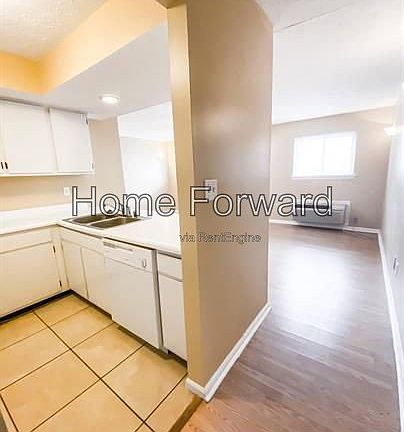 3rd image of 562 Woodland Ave APT 10