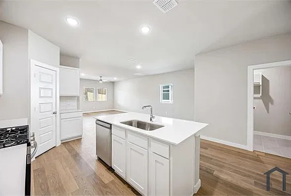 6 bed, 2536 sqft, $3,900 — Photo 4