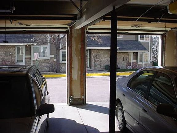 Garage 2 doors w/openers